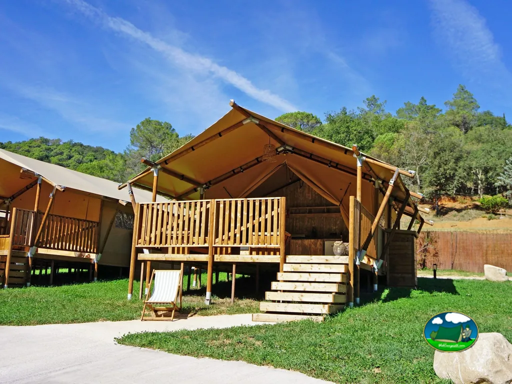 Glamping con terraza y vistas a la sierra del Camping Can Bora Lodges, Sant Gregori (Girona)