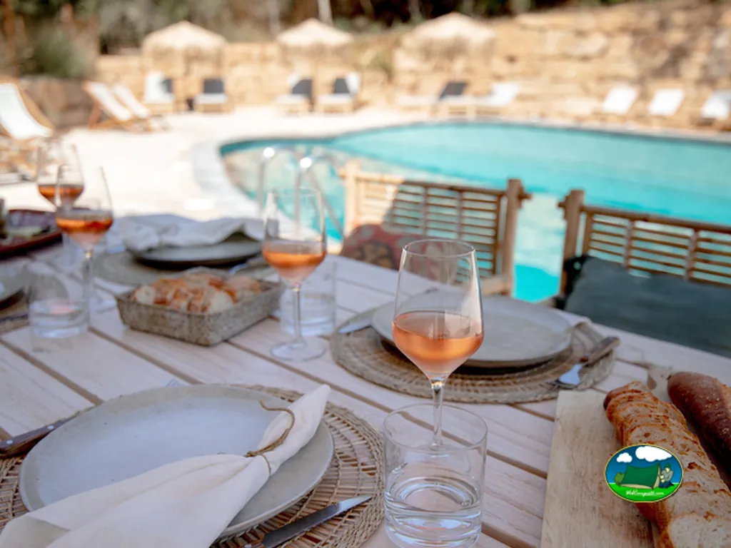 Restaurante junto a piscina con vistas al agua del Camping Can Bora Lodges, Sant Gregori (Girona)