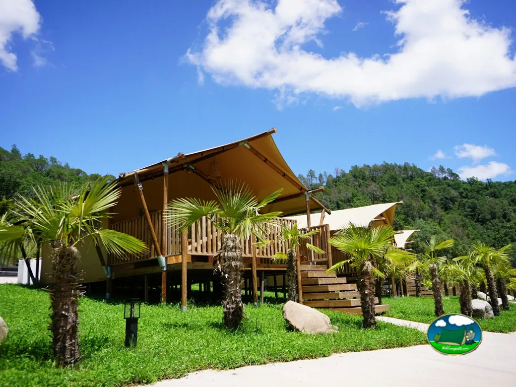 Glamping con vistas a la montaña del Camping Can Bora Lodges, Sant Gregori (Girona)