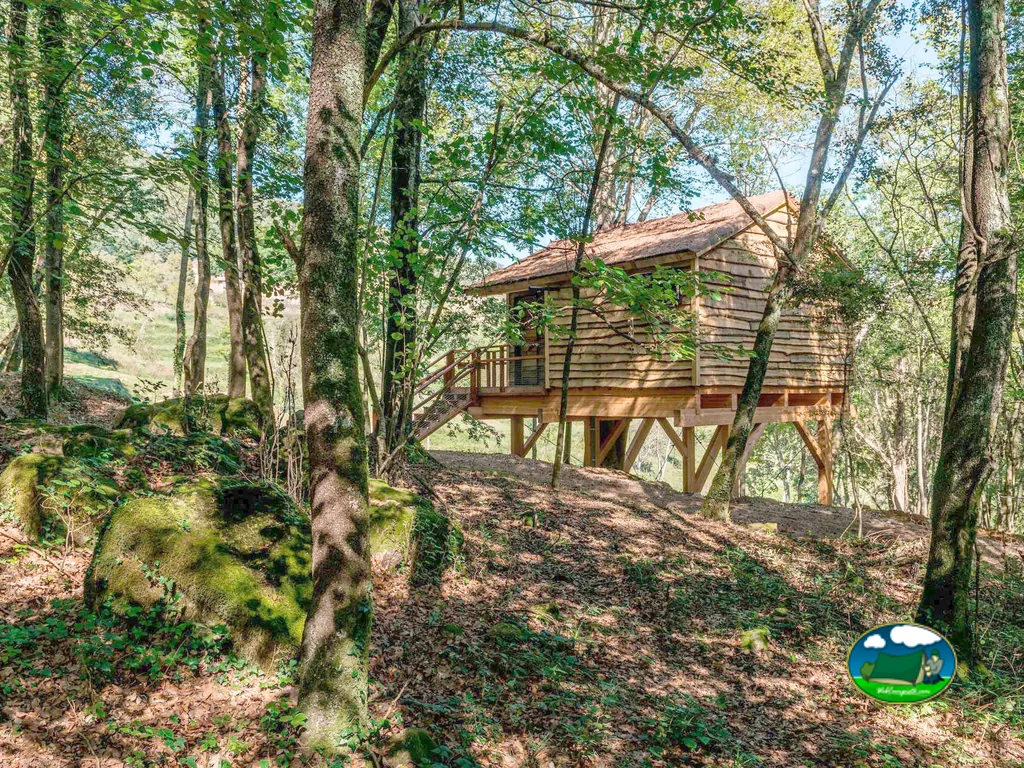 Cabaña elevada en bosque de montaña del Camping Cabanyes entre Valls, La Vall de Bianya (Girona)