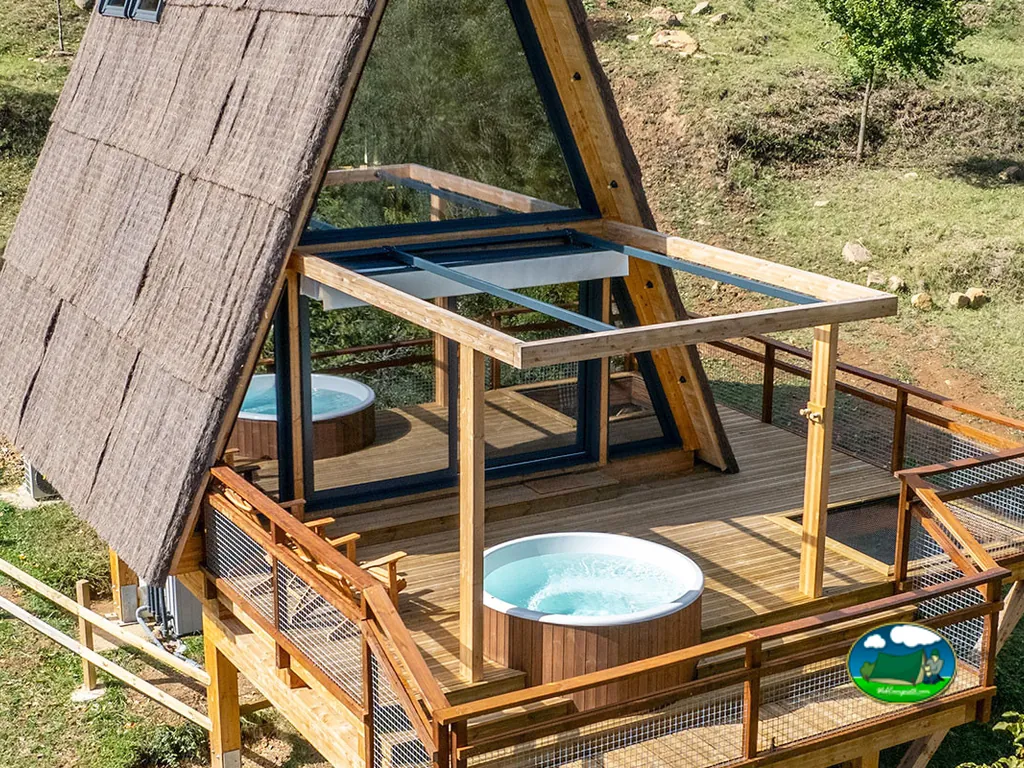 Glamping con jacuzzi y vistas a la montaña del Camping Cabanyes entre Valls, La Vall de Bianya (Girona)