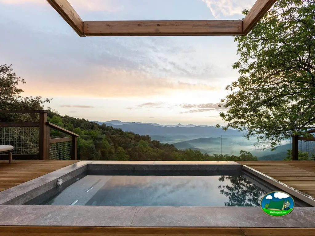 Jacuzzi con vistas a la montaña al atardecer del Camping Cabanyes entre Valls, La Vall de Bianya (Girona)