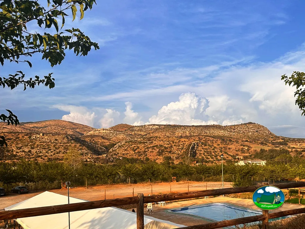 Piscina con vistas a la sierra del Camping d'Alòs, Alòs de Balaguer (Lleida)