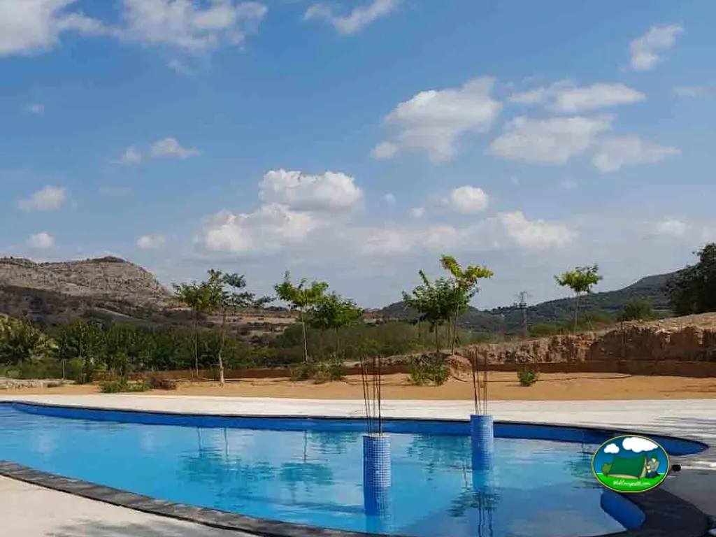 Piscina con vistas a la montaña del Camping d'Alòs, Alòs de Balaguer (Lleida)