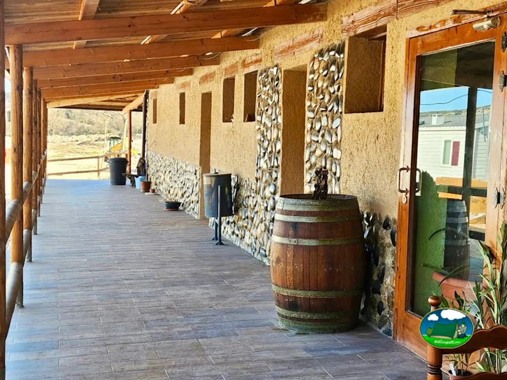 Cabaña con porche y barril decorativo del Camping d'Alòs, Alòs de Balaguer (Lleida)