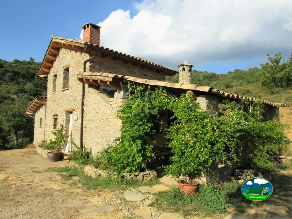 Cabaña de piedra con pérgola y vistas a la sierra del Camping Terra del Congost, Tremp (Lleida)