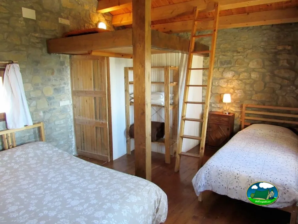Cabaña con dormitorios y literas del Camping Terra del Congost, Tremp (Lleida)