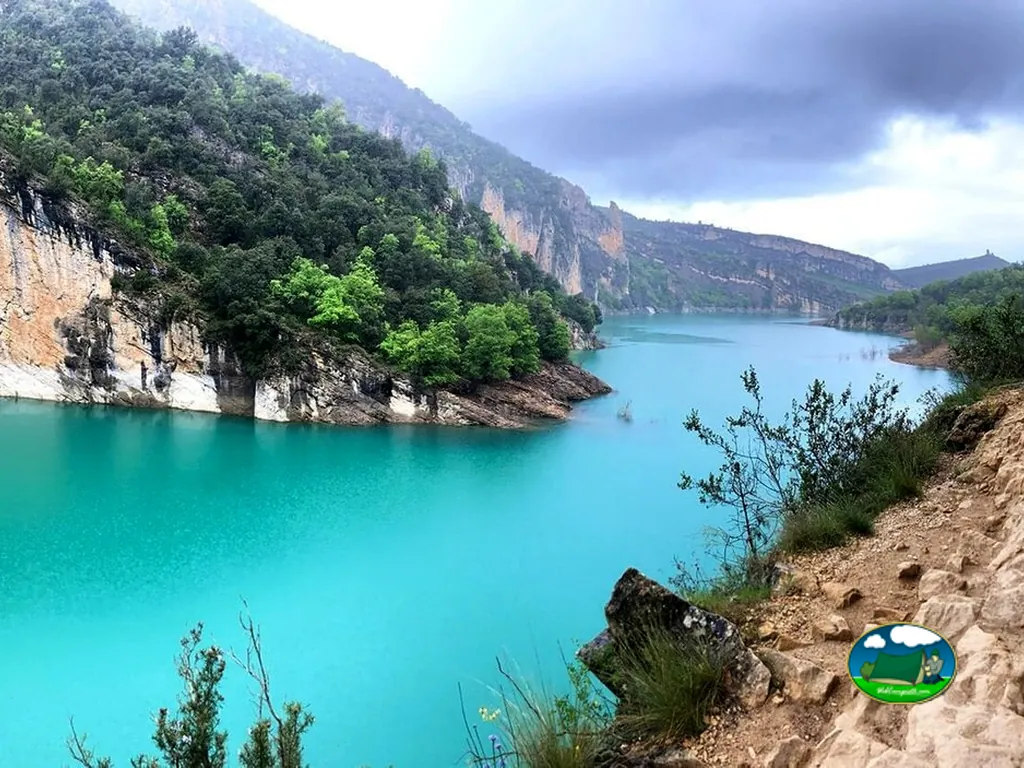 Lago con vistas a montaña y acantilados del Camping Terra del Congost, Tremp (Lleida)
