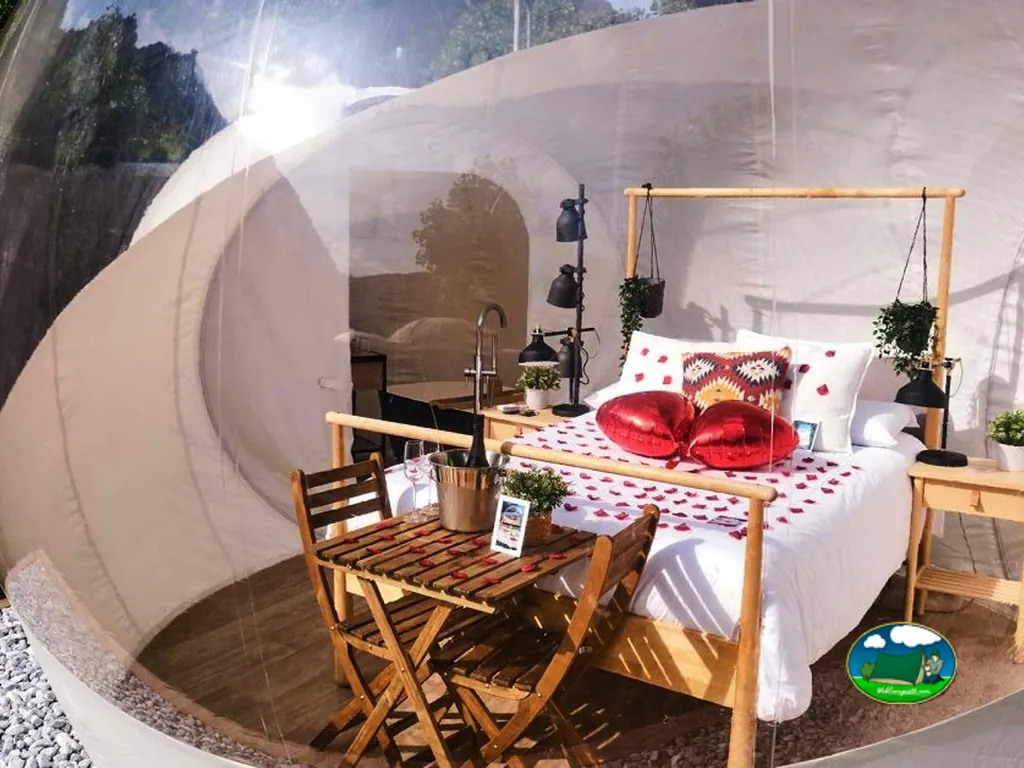 Glamping con cama doble y decoración romántica del Camping Nomading Camp Alicante, Villena (Alicante)