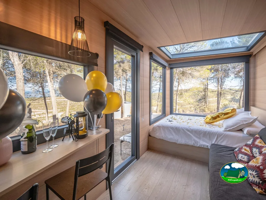 Glamping con vistas a la montaña y zona de trabajo del Camping Nomading Camp Alicante, Villena (Alicante)
