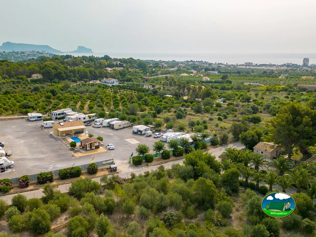 Parcela con vistas a sierra y entorno rural del Camping Orange Grove, L'Alfàs del Pi (Alicante)
