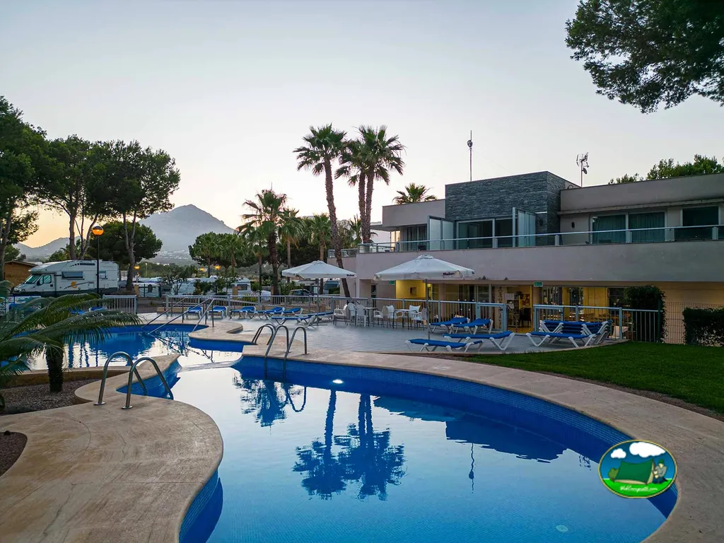 Piscina con vistas a la montaña al atardecer del Camping La Colina, L'Alfàs del Pi (Alicante)