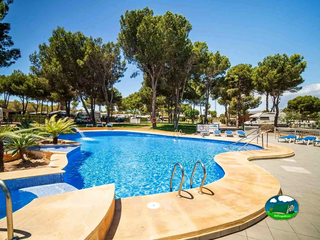 Piscina con vistas a arboleda y zona de descanso del Camping La Colina, L'Alfàs del Pi (Alicante)