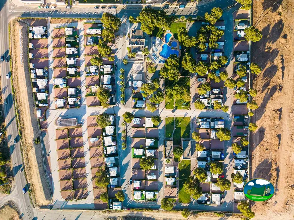 Plano del recinto con parcelas y piscina del Camping La Colina, L'Alfàs del Pi (Alicante)