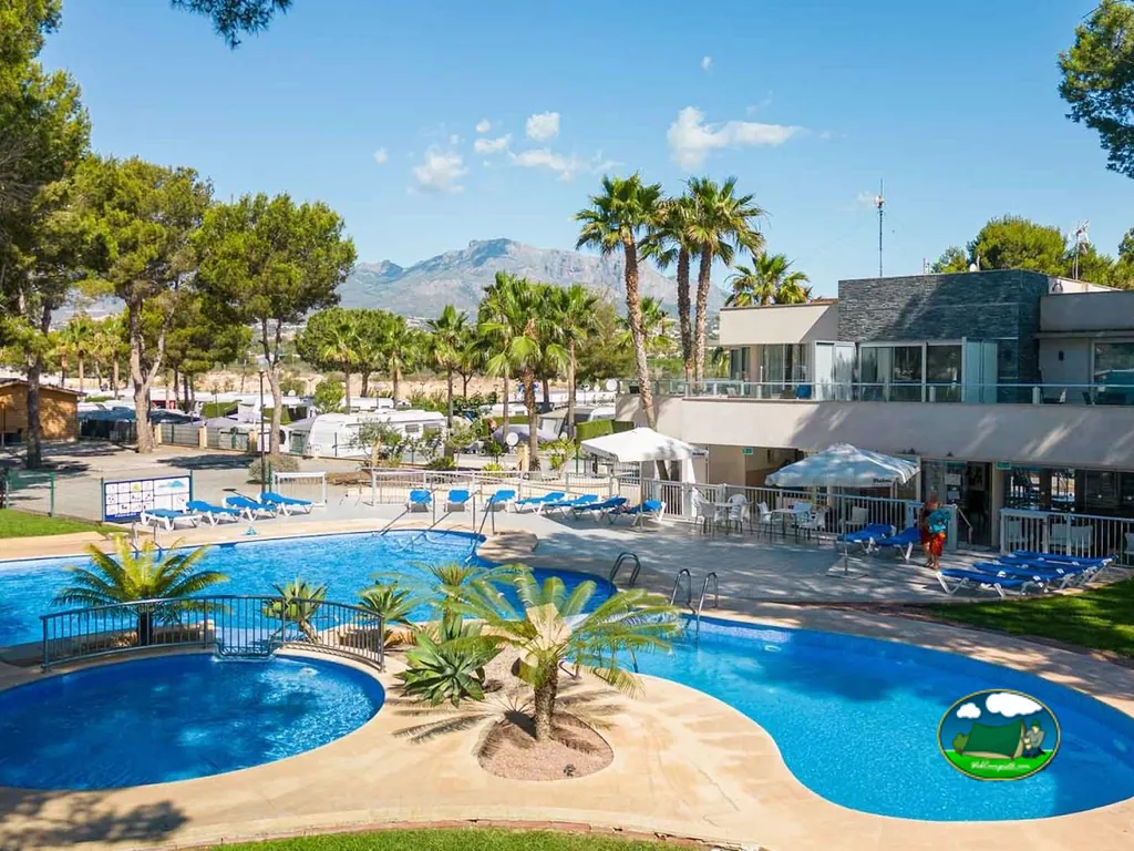 Piscina climatizada con vistas a la montaña y bar del Camping La Colina, L'Alfàs del Pi (Alicante)