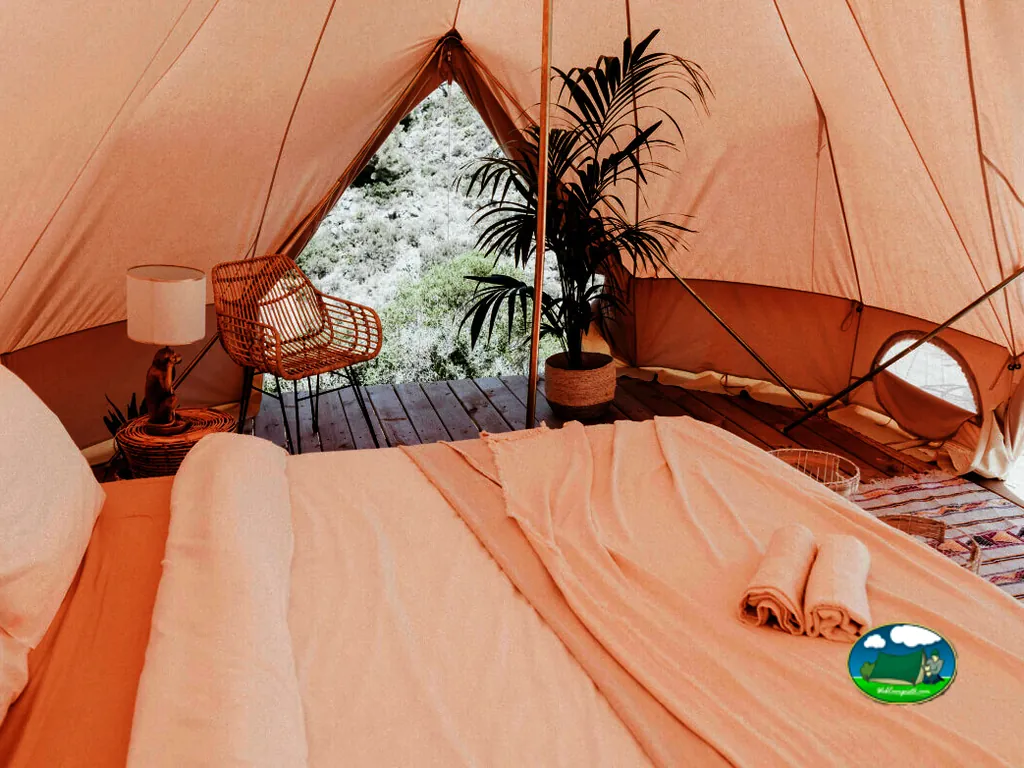 Glamping tipi con vistas a la montaña del Camping Dreamsea Mediterranean Camp, El Poble Nou de Benitatxell (Alicante)