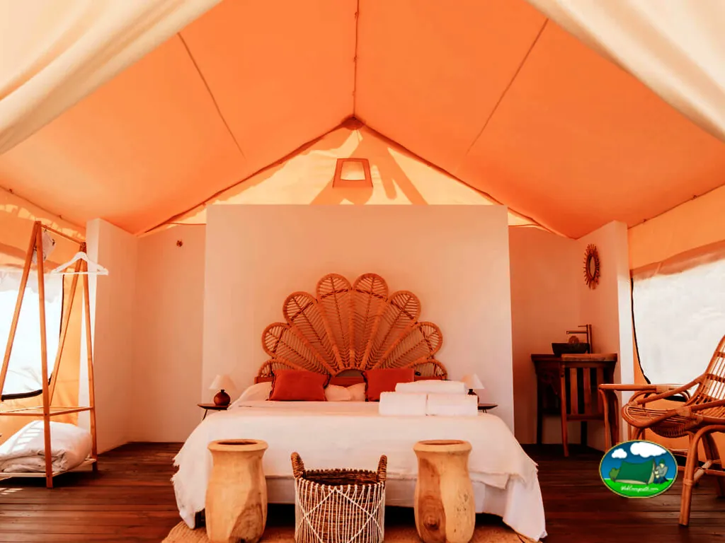 Glamping con cama doble y decoración boho del Camping Dreamsea Mediterranean Camp, El Poble Nou de Benitatxell (Alicante)