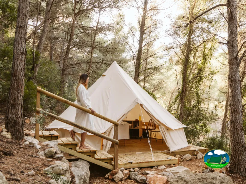 Glamping tienda lona blanca en bosque entre árboles del Camping Dreamsea Mediterranean Camp, El Poble Nou de Benitatxell (Alicante)