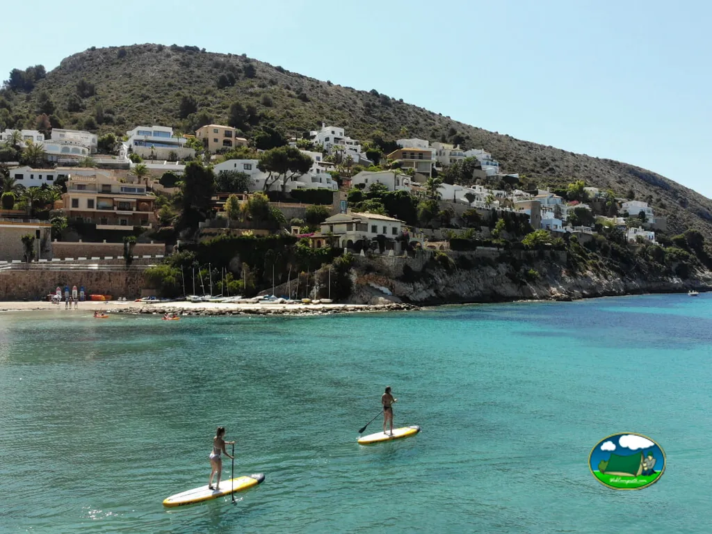 Playa junto al mar con bungalows en la ladera del Camping Dreamsea Mediterranean Camp, El Poble Nou de Benitatxell (Alicante)