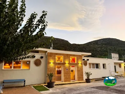 Recepción moderna con vistas a la montaña al atardecer del Camping Benigembla, Benigembla (Alicante)