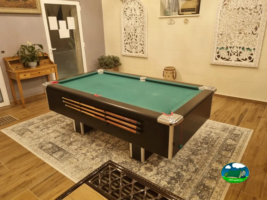 Sala de juegos con mesa de billar del Camping Benigembla, Benigembla (Alicante)