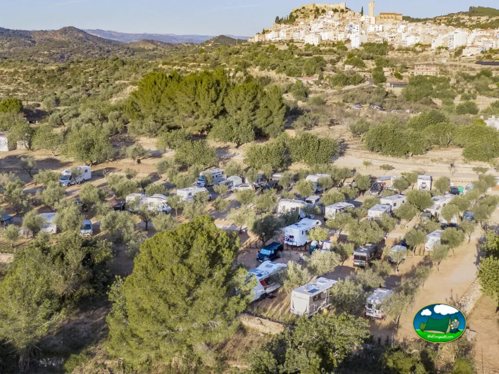 Parcela junto al río con vistas a sierra del Camping Ciudad del Ciclismo, Cervera del Maestre (Castellón)
