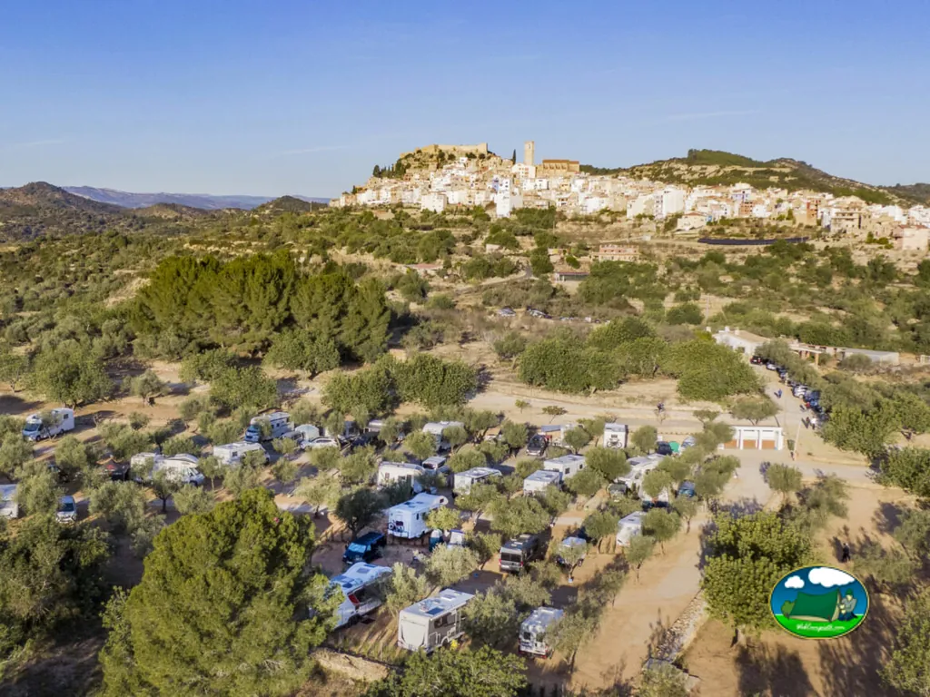 Parcela junto al pueblo blanco en la sierra del Camping Ciudad del Ciclismo, Cervera del Maestre (Castellón)