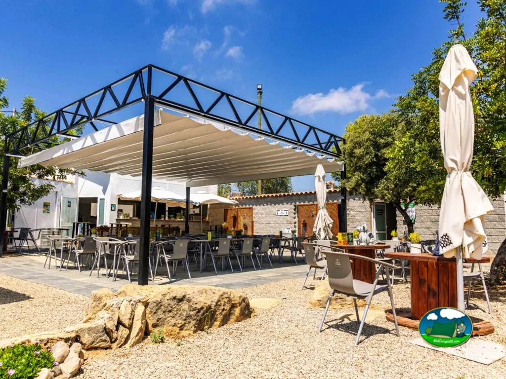 Restaurante bar con pérgola climatizada y terraza del Camping Ciudad del Ciclismo, Cervera del Maestre (Castellón)