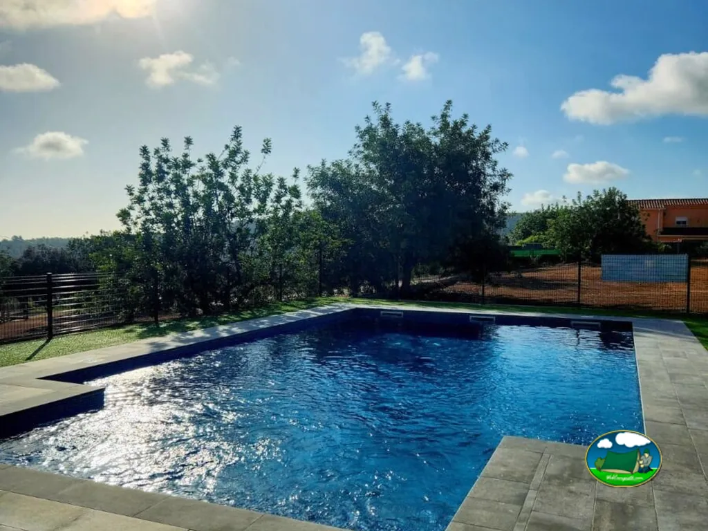 Piscina con vistas a la montaña del Camping Ciudad del Ciclismo, Cervera del Maestre (Castellón)