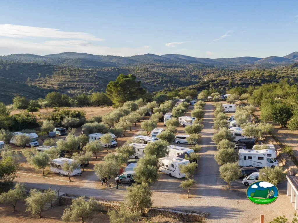 Parcelas con mobil-home y vistas a la montaña del Camping Ciudad del Ciclismo, Cervera del Maestre (Castellón)