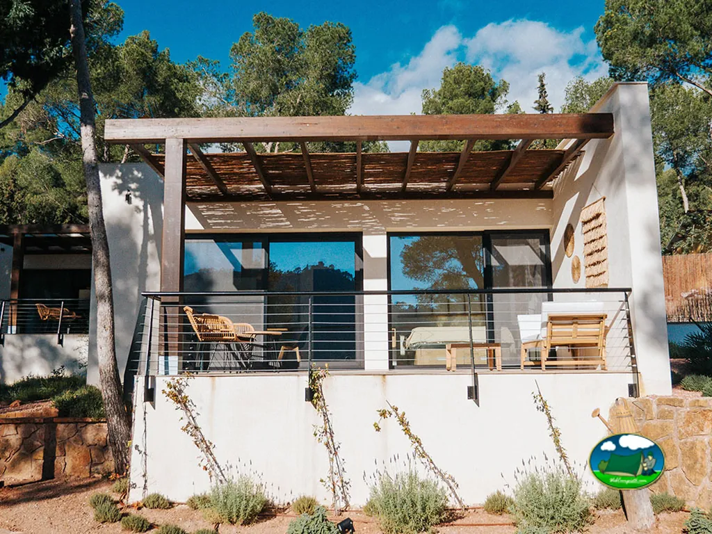 Bungalow moderno con terraza y vistas al entorno arbolado del Camping 1Respiro, Serra (Valencia)