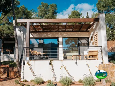 Bungalow moderno con terraza y vistas al entorno arbolado del Camping 1Respiro, Serra (Valencia)