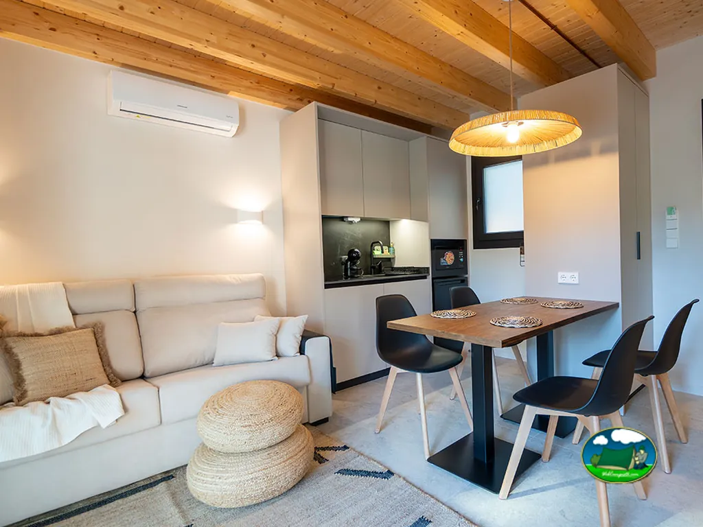 Glamping interior con cocina, comedor y sala de estar del Camping 1Respiro, Serra (Valencia)