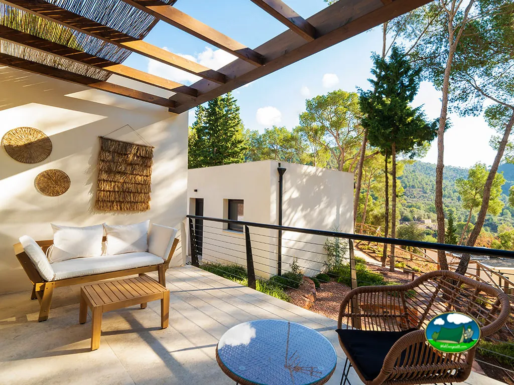 Glamping con vistas a la montaña y terraza privada del Camping 1Respiro, Serra (Valencia)