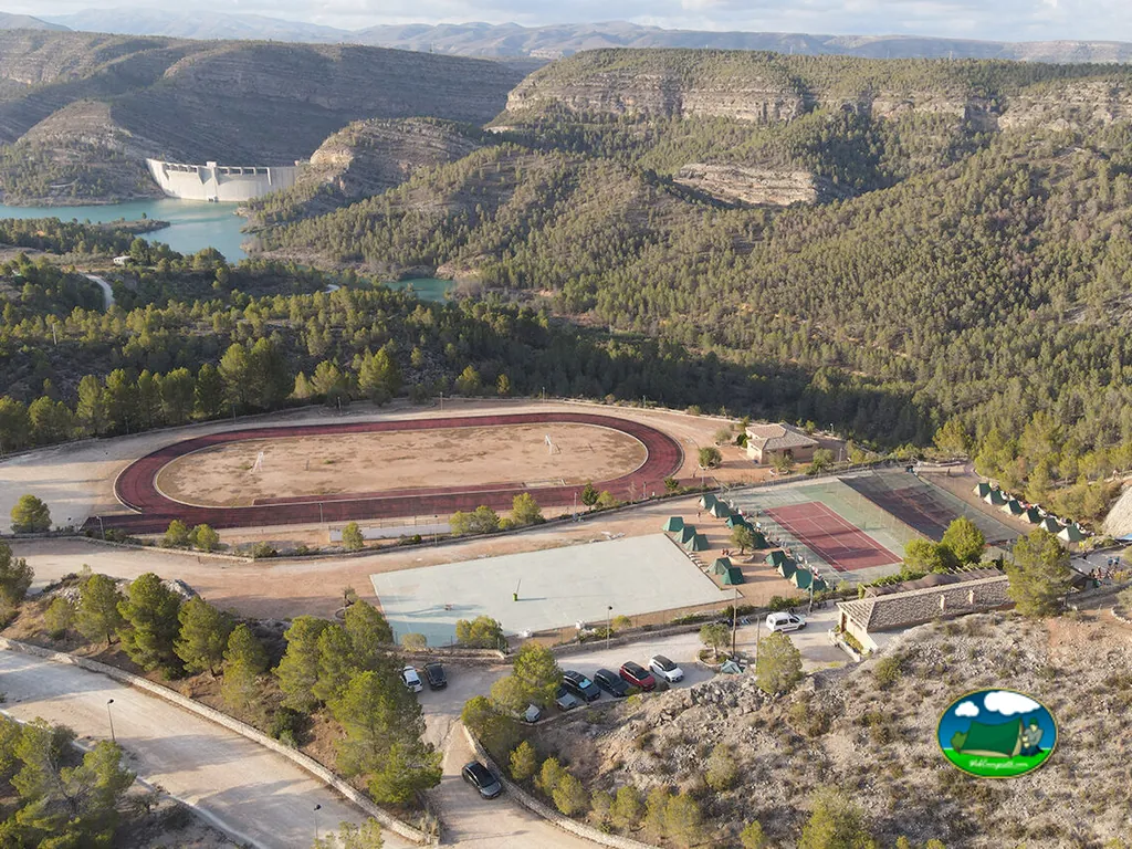 Montaña con piscina, pistas de tenis y lago del Camping Playamonte, Navarrés (Valencia)