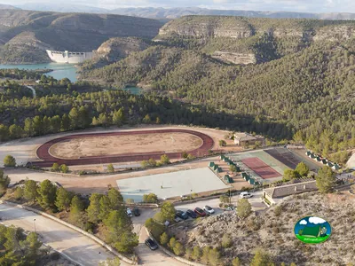 Montaña con piscina, pistas de tenis y lago del Camping Playamonte, Navarrés (Valencia)