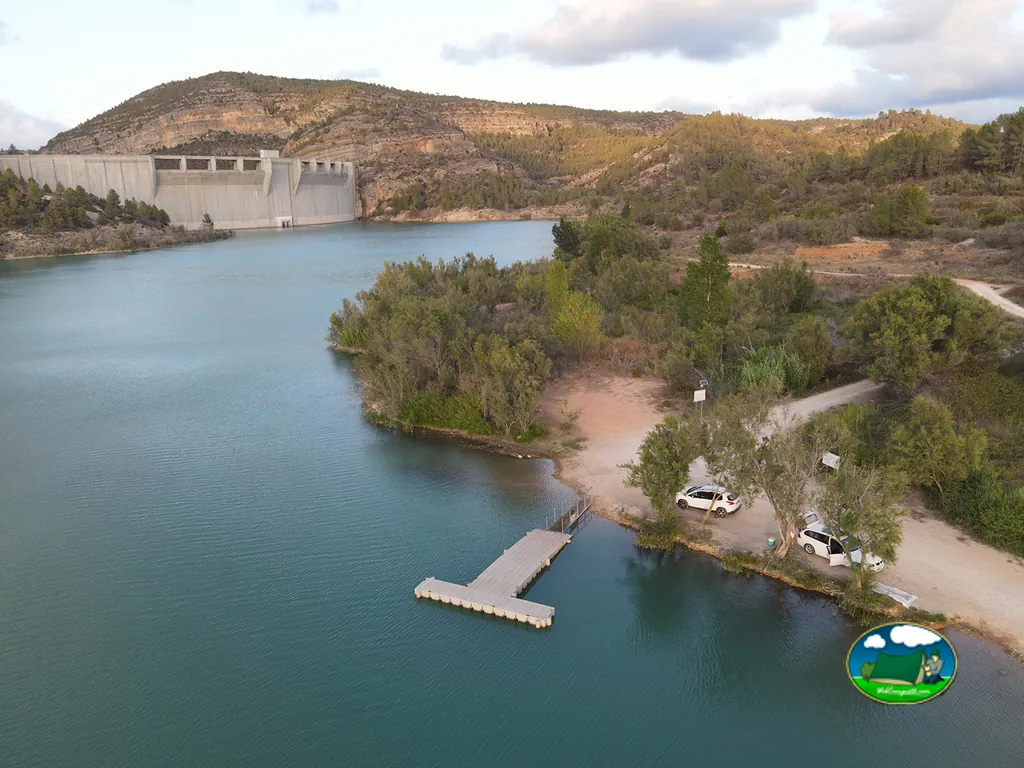 Parcela junto al lago con vistas a la montaña del Camping Playamonte, Navarrés (Valencia)