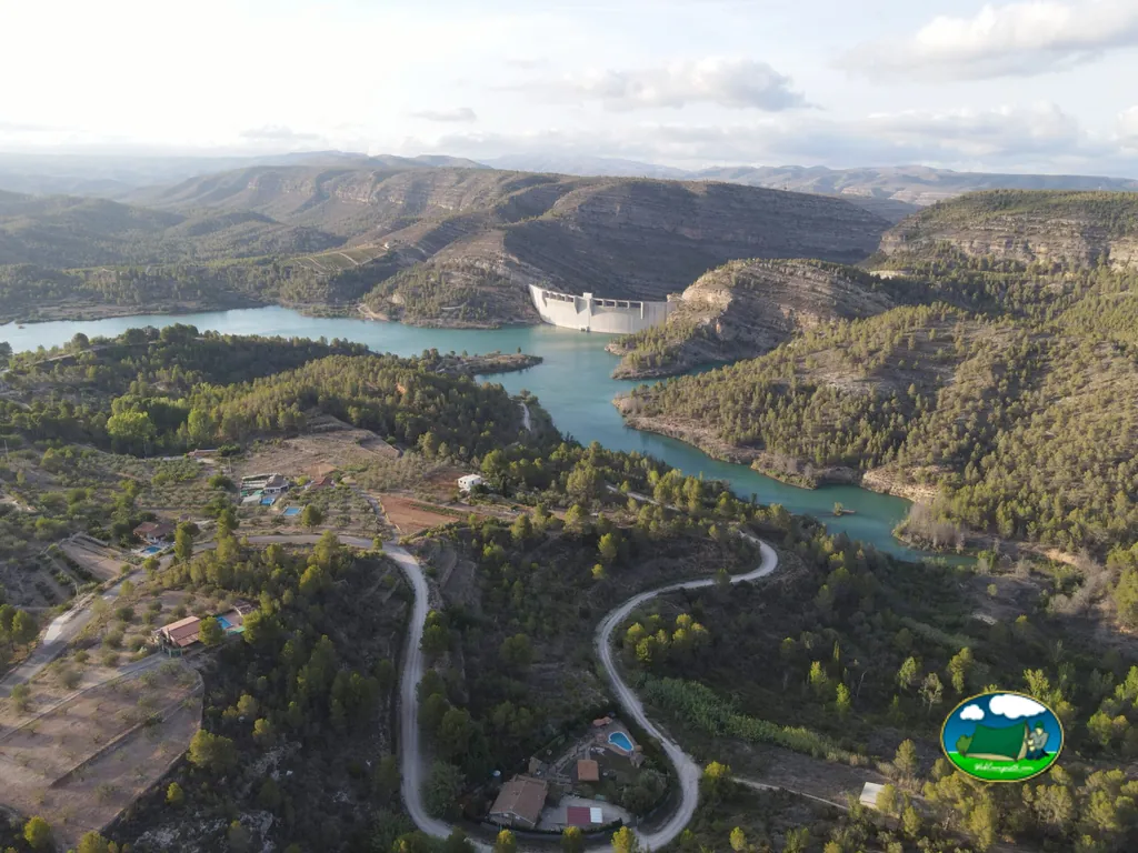 Parcela junto al lago con vistas a la sierra del Camping Playamonte, Navarrés (Valencia)