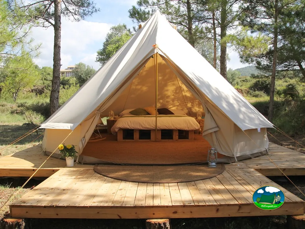 Glamping tipi con cama doble en entorno de montaña del Camping Forest Days, Navés (Lleida)