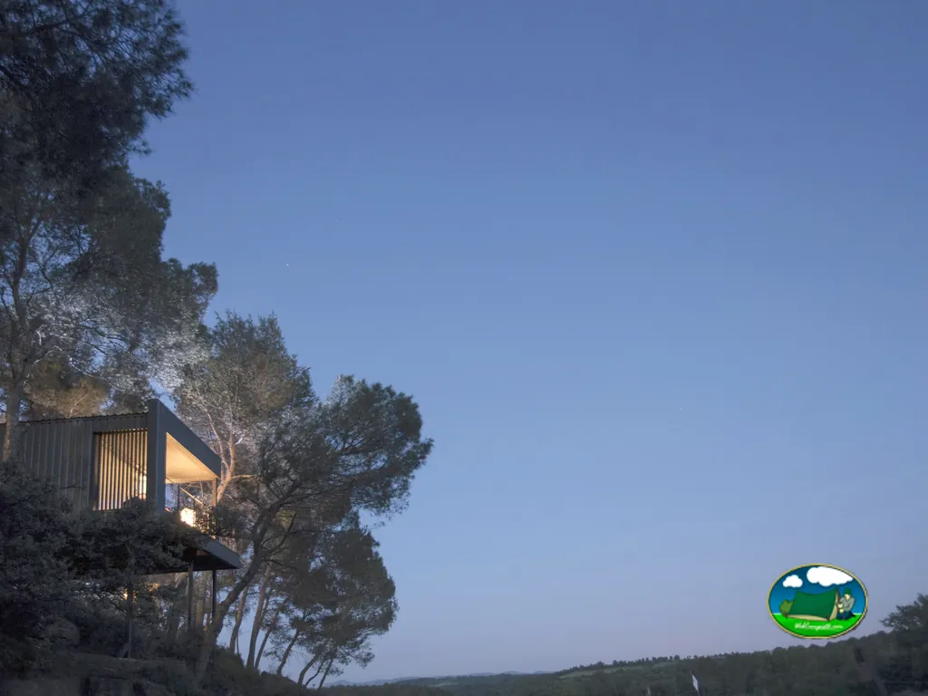 Glamping con vistas a la montaña al atardecer del Camping Oller del Mas, Manresa (Barcelona)
