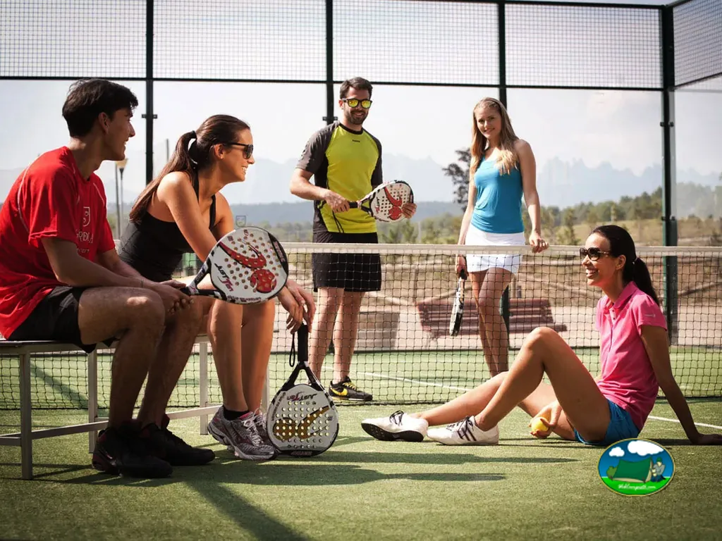 Pista de tenis con grupo de jóvenes jugando del Camping Oller del Mas, Manresa (Barcelona)