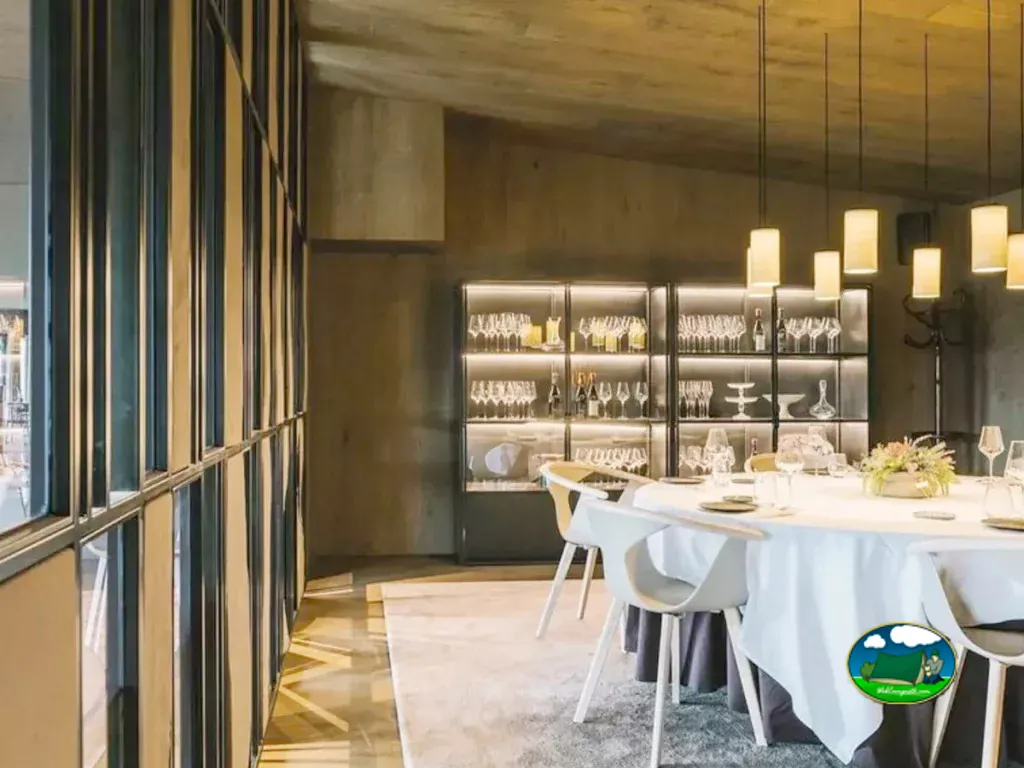 Restaurante con interior moderno del Camping Oller del Mas, Manresa (Barcelona)