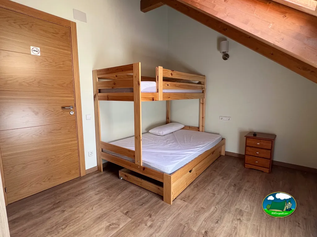 Cabaña interior con literas de madera del Camping Riu Gelat, Espot (Lleida)