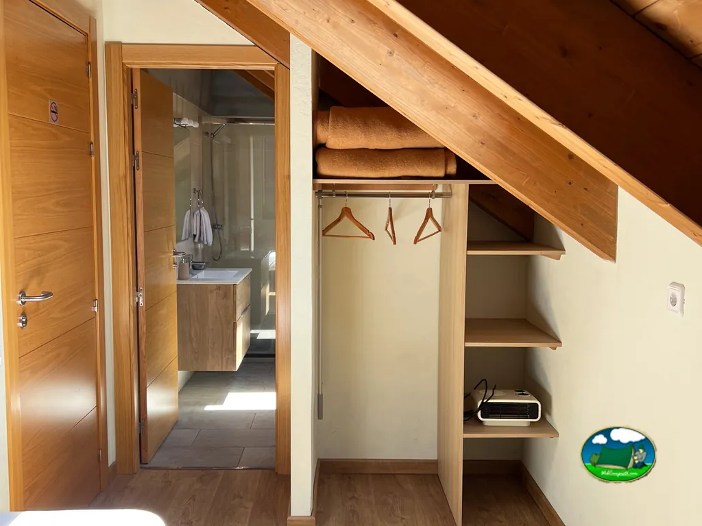 Interior de glamping con armario y baño del Camping Riu Gelat, Espot (Lleida)