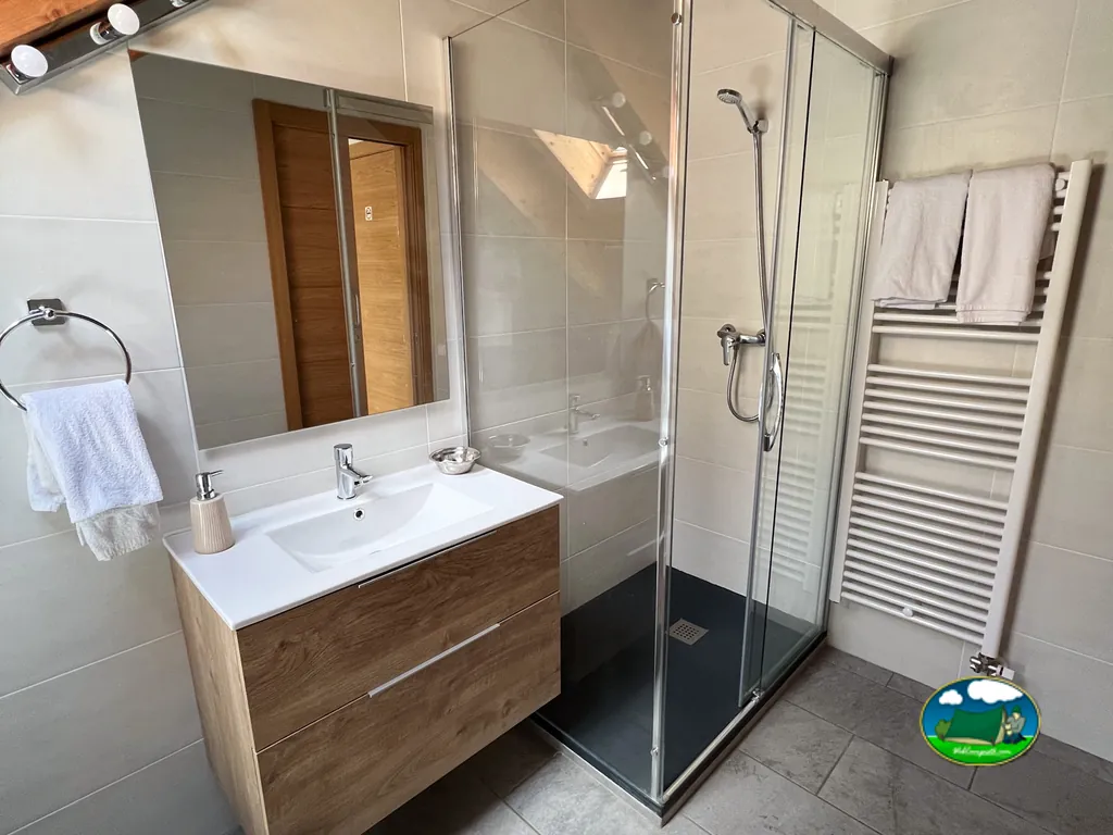 Baño moderno con ducha y lavabo del Camping Riu Gelat, Espot (Lleida)
