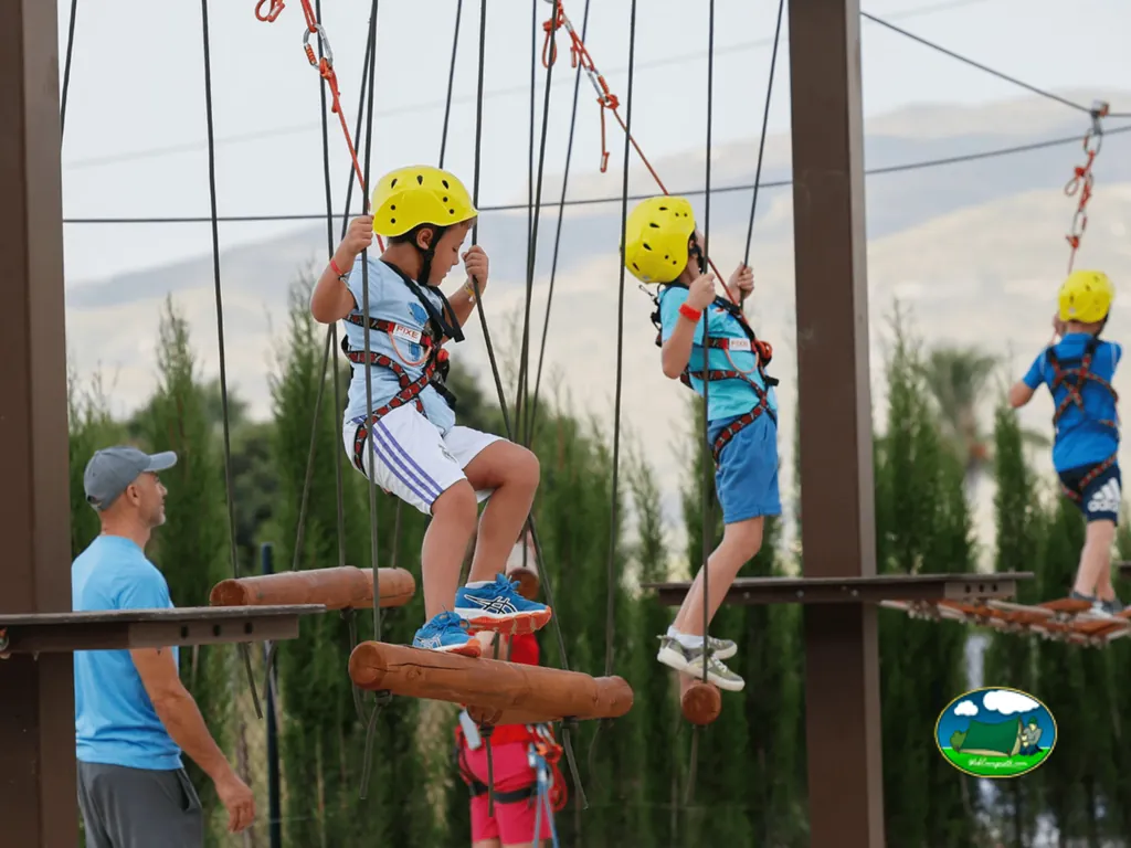 Parque infantil con circuito de cuerdas y vistas a la montaña del Camping La Escalada, Gandia (Valencia)