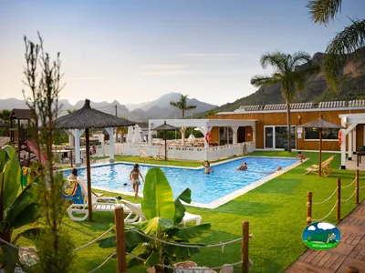 Piscina con vistas a la montaña, bungalows y parque infantil del Camping La Escalada, Gandia (Valencia)