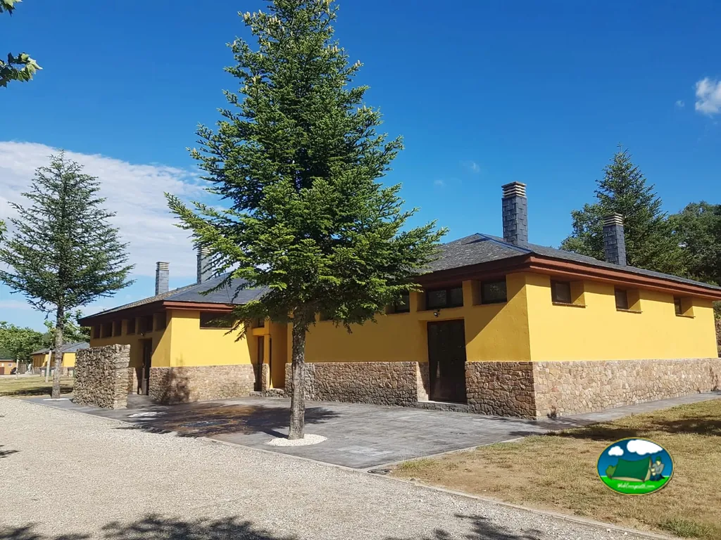 Bungalow amarillo con piedra natural y vistas a la montaña del Camping Los Molinos, Manzanal de Arriba (Zamora)