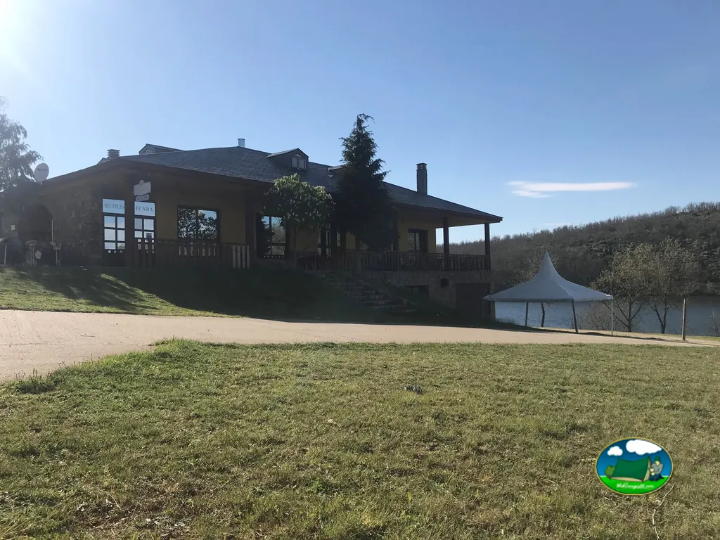 Recepción junto al lago con vistas a la montaña del Camping Los Molinos, Manzanal de Arriba (Zamora)