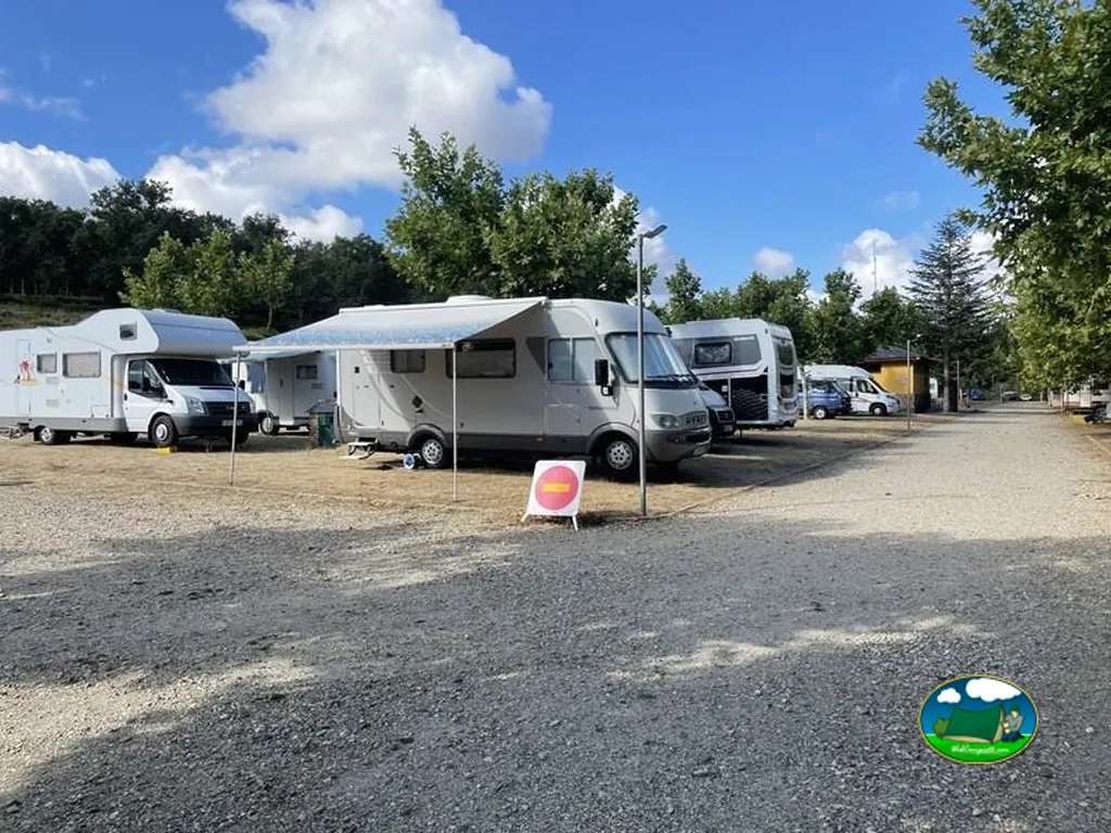 Mobil-home en parcela con vistas a zona común del Camping Los Molinos, Manzanal de Arriba (Zamora)
